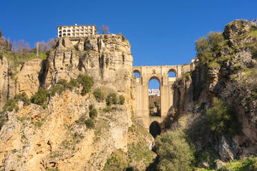 Puente Nuevo Ronda, El Tajo de Ronda im Winter an einem sonnigen Tag, Ronda, Andalusien, Spanien, Europa - RHPLF00587