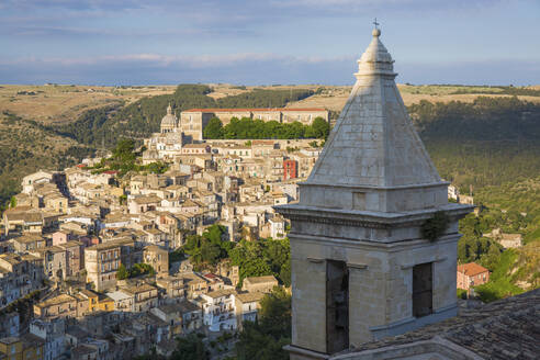 Blick über das sonnenbeschienene Ragusa Ibla, Abend, Glockenturm der Kirche Santa Maria delle Scale im Vordergrund, Ragusa, UNESCO-Weltkulturerbe, Sizilien, Italien, Europa - RHPLF00591