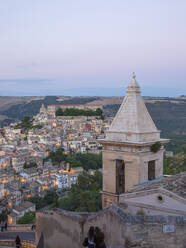 Blick über Ragusa Ibla, Abenddämmerung, Glockenturm der Kirche Santa Maria delle Scale im Vordergrund, Ragusa, UNESCO-Weltkulturerbe, Sizilien, Italien, Europa - RHPLF00592