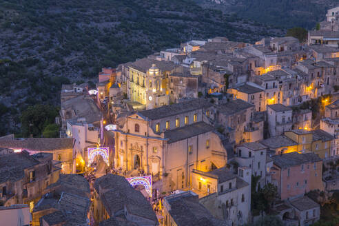 Blick über die beleuchtete Ragusa Ibla, Abenddämmerung, Straßen, die anlässlich des San-Giorgio-Festes geschmückt sind, Ragusa, UNESCO-Weltkulturerbe, Sizilien, Italien, Europa - RHPLF00594