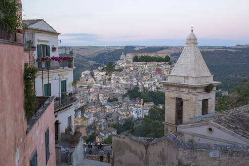 Blick über Ragusa Ibla, Abenddämmerung, Glockenturm der Kirche Santa Maria delle Scale im Vordergrund, Ragusa, UNESCO-Weltkulturerbe, Sizilien, Italien, Europa - RHPLF00595