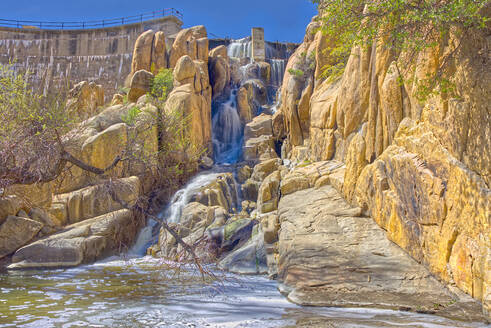 Der Watson Dam Spillway, der kleine Damm, der den Watson Lake in Prescott, Arizona, Vereinigte Staaten von Amerika, Nordamerika zurückhält - RHPLF00609