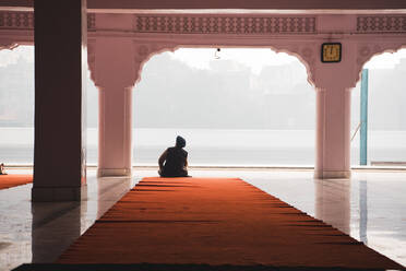 Ein Mann betrachtet den Gurudwara Santokhsar-Tempel, Amritsar, Punjab, Indien, Asien - RHPLF00611