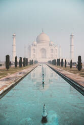Das Taj Mahal und sein türkisfarbenes Wasser in der Morgendämmerung, UNESCO-Weltkulturerbe, Agra, Uttar Pradesh, Indien, Asien - RHPLF00612