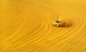 Wüstensafari-Abenteuer im 4x4-Fahrzeug, das bei Sonnenuntergang durch die Wüstendünen in Katar und Saudi-Arabien rast, Katar, Naher Osten - RHPLF00624