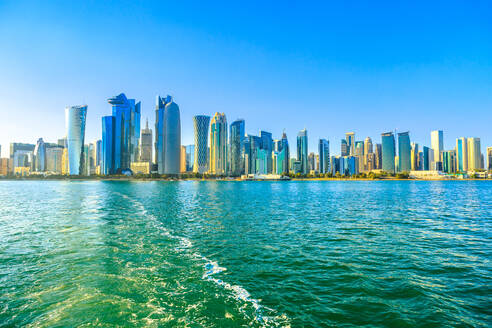 Stadtbild von Doha West Bay Skyline von Bootsfahrt in Doha Bay bei Sonnenuntergang, Doha, Katar, Naher Osten - RHPLF00625