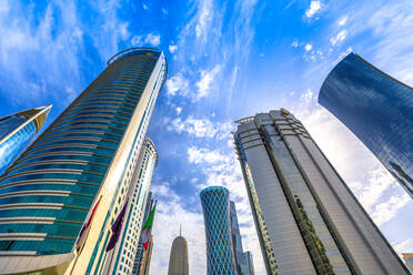 Niedriger Blickwinkel auf den Al Fardan Towers-Komplex und den Doha Tower, ikonische verglaste Hochhäuser in der West Bay, Doha, Katar, Naher Osten - RHPLF00626