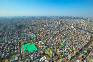 Luftaufnahme der Skyline der Stadt und der Regenbogenbrücke mit der Insel Odaiba im Hintergrund, vom Tokyo Skytree Observatorium, dem höchsten Turm in Tokio, Sumida District, Tokio, Japan, Asien - RHPLF00629