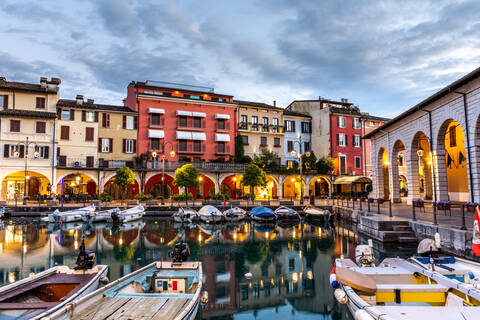 Sonnenuntergang über dem Yachthafen am Gardasee in Desenzano del Garda, Lombardei, Italien, Europa, lizenzfreies Stockfoto