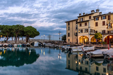 Sonnenuntergang über dem Yachthafen am Gardasee in Desenzano, Lombardei, Italien, Europa - RHPLF00644