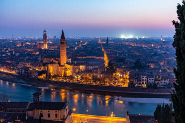 Schöner Sonnenuntergang Blick auf Verona, Region Venetien, Italien, Europa - RHPLF00645