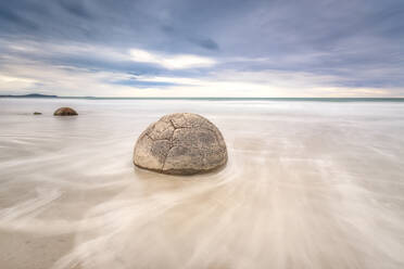 Moeraki Boulder am Koekohe Beach vor bewölktem Himmel, Neuseeland - SMAF01285