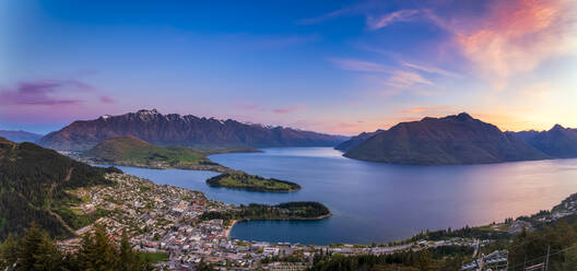 Panoramaaufnahme von Queenstown und Lake Wakatipu gegen den Himmel bei Sonnenuntergang, Queenstown, Neuseeland - SMAF01288