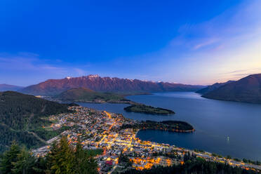 Beleuchtete Gebäude in Queenstown am Lake Wakatipu bei Nacht, Queenstown, Neuseeland - SMAF01289