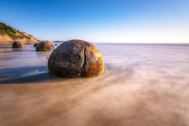 Moeraki Boulder am Koekohe Beach gegen den Himmel, Moeraki, Neuseeland - SMAF01294