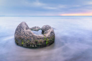 Moeraki Boulder am Koekohe Beach gegen bewölkten Himmel, Moeraki, Neuseeland - SMAF01295