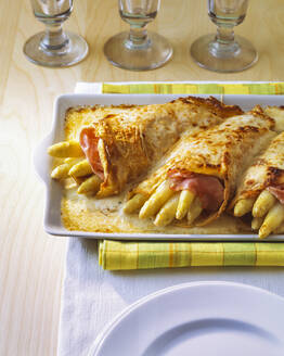 Crespelle gefüllt mit Spargel und Schinken - PPXF00253