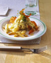 Spargel mit Kartoffelpüree und gebratenem Speck im Teller auf dem Tisch - PPXF00257