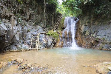 Wasserfall auf der Wanderung der 100 Wasserfälle bei Done Khoun, Nong Khiaw, Provinz Luang Prabang, Nordlaos, Laos, Indochina, Südostasien, Asien - RHPLF00663