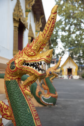 Naga-Wächter im buddhistischen Tempel Wat Inpeng, Rue Samsenthai, Vientiane, Laos, Indochina, Südostasien, Asien, lizenzfreies Stockfoto