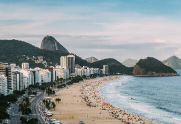 Zuckerhut mit Copacabana-Strand in Rio de Janeiro, UNESCO-Weltkulturerbe, Brasilien, Südamerika - RHPLF00701