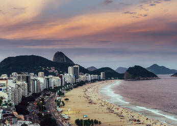 Zuckerhut mit Copacabana-Strand in Rio de Janeiro, UNESCO-Weltkulturerbe, Brasilien, Südamerika - RHPLF00702