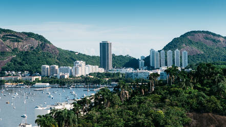 Bucht von Botafogo, umgeben von tropischer Vegetation, Rio de Janeiro, Brasilien, Südamerika - RHPLF00704