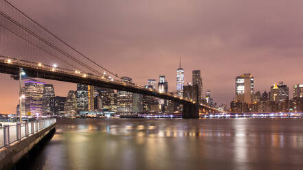 Brooklyn Bridge und Lower Manhattan Skyline in der Morgendämmerung, New York City, New York, Vereinigte Staaten von Amerika, Nordamerika - RHPLF00732