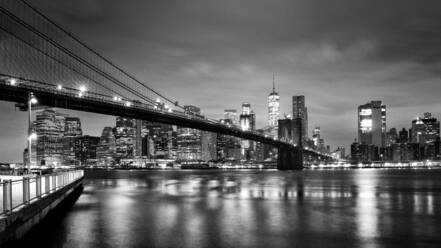 Brooklyn Bridge und Lower Manhattan Skyline in der Morgendämmerung, New York City, New York, Vereinigte Staaten von Amerika, Nordamerika - RHPLF00735