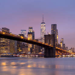 Brooklyn Bridge und Lower Manhattan Skyline in der Morgendämmerung, New York City, New York, Vereinigte Staaten von Amerika, Nordamerika - RHPLF00737