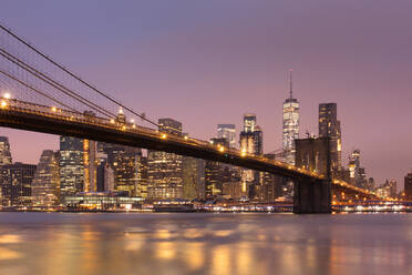 Brooklyn Bridge und Lower Manhattan Skyline in der Morgendämmerung, New York City, New York, Vereinigte Staaten von Amerika, Nordamerika - RHPLF00741