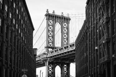 Manhattan Bridge mit dem Empire State Building durch die Bögen, New York City, New York, Vereinigte Staaten von Amerika, Nordamerika - RHPLF00743