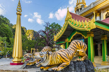 Tigerstatuen im Tigerhöhlentempel in Krabi, Thailand, Südostasien, Asien - RHPLF00744