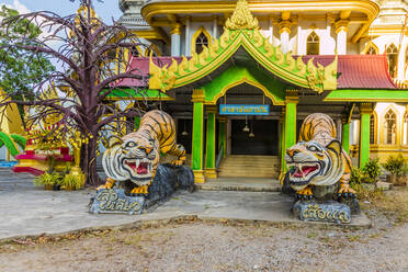 Tigerstatuen im Tigerhöhlentempel in Krabi, Thailand, Südostasien, Asien - RHPLF00745