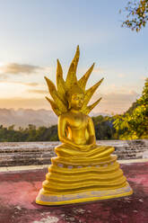 Eine Buddha-Statue im Tigerhöhlentempel in Krabi, Thailand, Südostasien, Asien - RHPLF00747