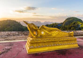 Eine Buddha-Statue im Tigerhöhlentempel in Krabi, Thailand, Südostasien, Asien - RHPLF00748