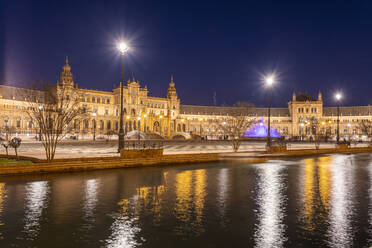 Langzeitbelichtung der Plaza de Espana im Parque de Maria Luisa bei Nacht, Sevilla, Andalusien, Spanien, Europa - RHPLF00756