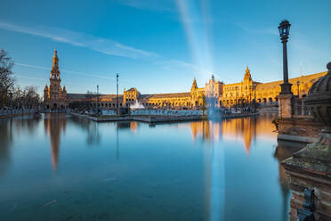 Plaza de Espana im Parque de Maria Luisa, ein Beispiel für die Architektur des Regionalismus mit Elementen aus der Renaissance und dem maurischen Stil, Sevilla, Andalusien, Spanien, Europa - RHPLF00761