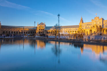 Plaza de Espana im Parque de Maria Luisa, ein Beispiel für die Architektur des Regionalismus mit Elementen aus der Renaissance und dem maurischen Stil, Andalusien, Spanien, Europa - RHPLF00764