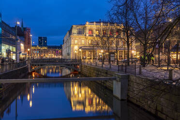 Brunnsparken am Gustav Adolf Torg bei Nacht in Göteborg (Gothenburg), Provinz Vastra-Gotaland, Schweden, Skandinavien, Europa - RHPLF00775