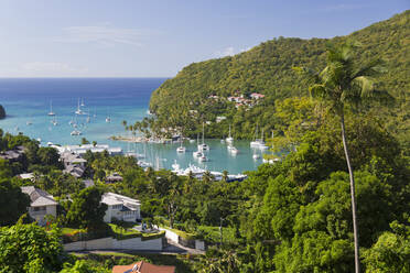 Blick über das Dorf und den Hafen auf das Karibische Meer, Marigot Bay, Castries, St. Lucia, Inseln über dem Winde, Kleine Antillen, Westindische Inseln, Karibik, Mittelamerika - RHPLF00776