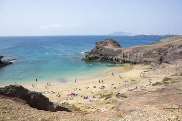 Blick über Playa del Papagayo von der Klippe hinter dem Strand, Playa Blanca, Yaiza, Lanzarote, Provinz Las Palmas, Kanarische Inseln, Spanien, Atlantik, Europa - RHPLF00785