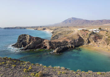 Blick entlang der Küste von der Klippe über Playa del Papagayo, Playa Blanca, Yaiza, Lanzarote, Provinz Las Palmas, Kanarische Inseln, Spanien, Atlantik, Europa - RHPLF00787