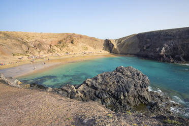 Blick über Playa del Papagayo von der Klippe oberhalb des Strandes, Playa Blanca, Yaiza, Lanzarote, Provinz Las Palmas, Kanarische Inseln, Spanien, Atlantik, Europa - RHPLF00789