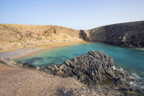 Blick über Playa del Papagayo von der Klippe oberhalb des Strandes, Playa Blanca, Yaiza, Lanzarote, Provinz Las Palmas, Kanarische Inseln, Spanien, Atlantik, Europa - RHPLF00789