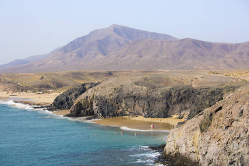 Blick entlang der Küste von der Klippe über Playa del Papagayo, Playa Blanca, Yaiza, Lanzarote, Provinz Las Palmas, Kanarische Inseln, Spanien, Atlantik, Europa - RHPLF00791