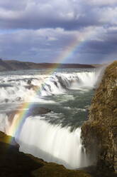 Gullfoss, der größte Wasserfall Europas, mit einem Regenbogen, der durch die Gischt des Wasserfalls entsteht, in der Nähe von Reykjavik, Island, Polarregionen - RHPLF00806