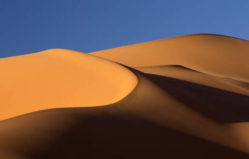 Orangefarbene Sanddünen und Sandwellen, Erg Chebbi Sandmeer, Sahara-Wüste bei Merzouga, Marokko, Nordafrika, Afrika - RHPLF00813