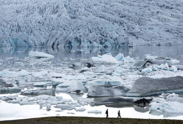 Blick auf den Fjallsarlon, einen vom Fjallsjokull gespeisten Gletschersee am südlichen Ende der Vatnajokull-Eiskappe, bei Jokulsarlon, Südisland, Island, Polarregionen - RHPLF00820