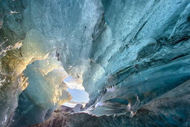 Blick in eine Eishöhle unter dem südlichen Vatnajokull-Gletscher, aufgenommen bei Sonnenaufgang im Winter, wenn die Eishöhlen zugänglich sind, nahe Jokulsarlon, Südisland, Island, Polarregionen - RHPLF00823